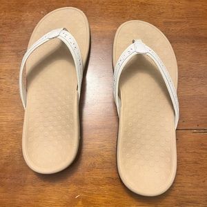 Womens white Vionic flip flops, barely used.